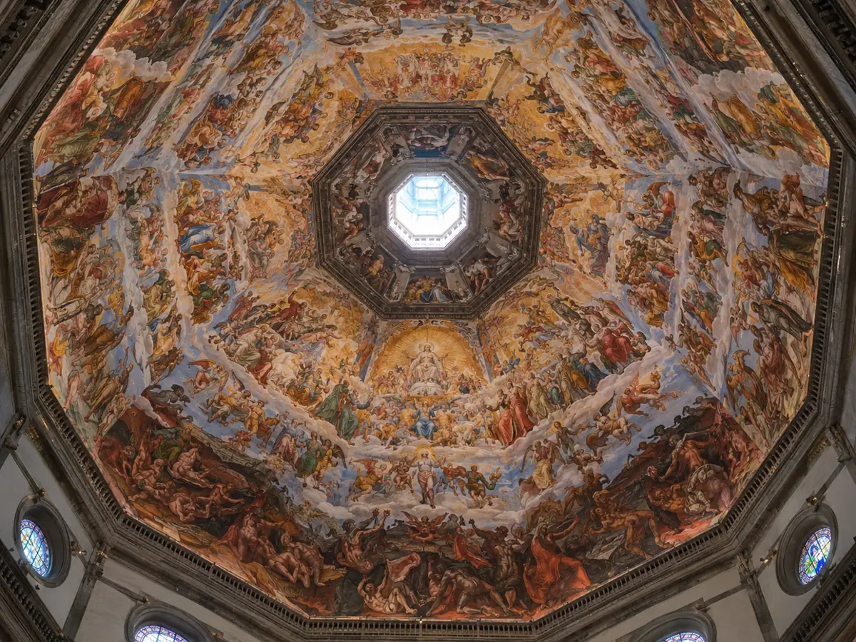 Das Fresko des Jüngsten Gerichts in der Kuppel des Doms von Florenz, von unten rund um das helle Auge gesehen