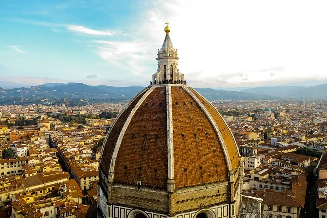 La cupola di mattoni rossi della cattedrale di Firenze vista dalla terrazza del campanile