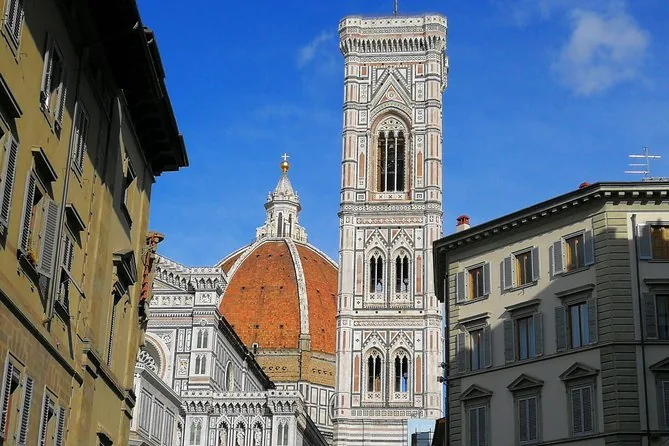 La coupole et le campanile vus au fond d'une étroite ruelle de Florence
